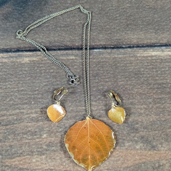 Jewelry - Leaf Pendant Necklace and Earrings Set Nature‎ Inspired Jewelry